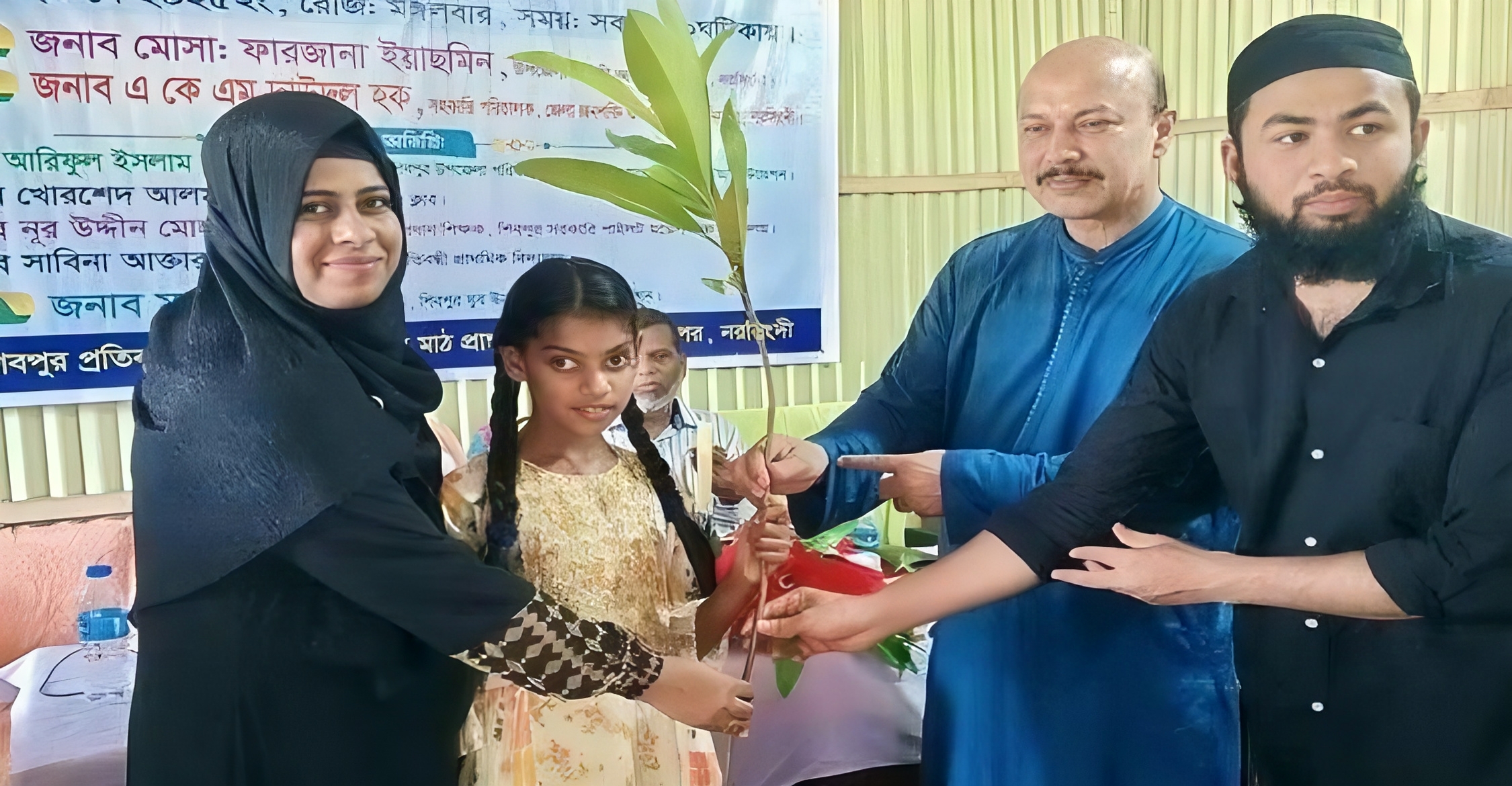 নরসিংদীর শিবপুরে বিশেষ চাহিদা সম্পন্ন শিক্ষার্থীদের মাঝে চারা বিতরণ