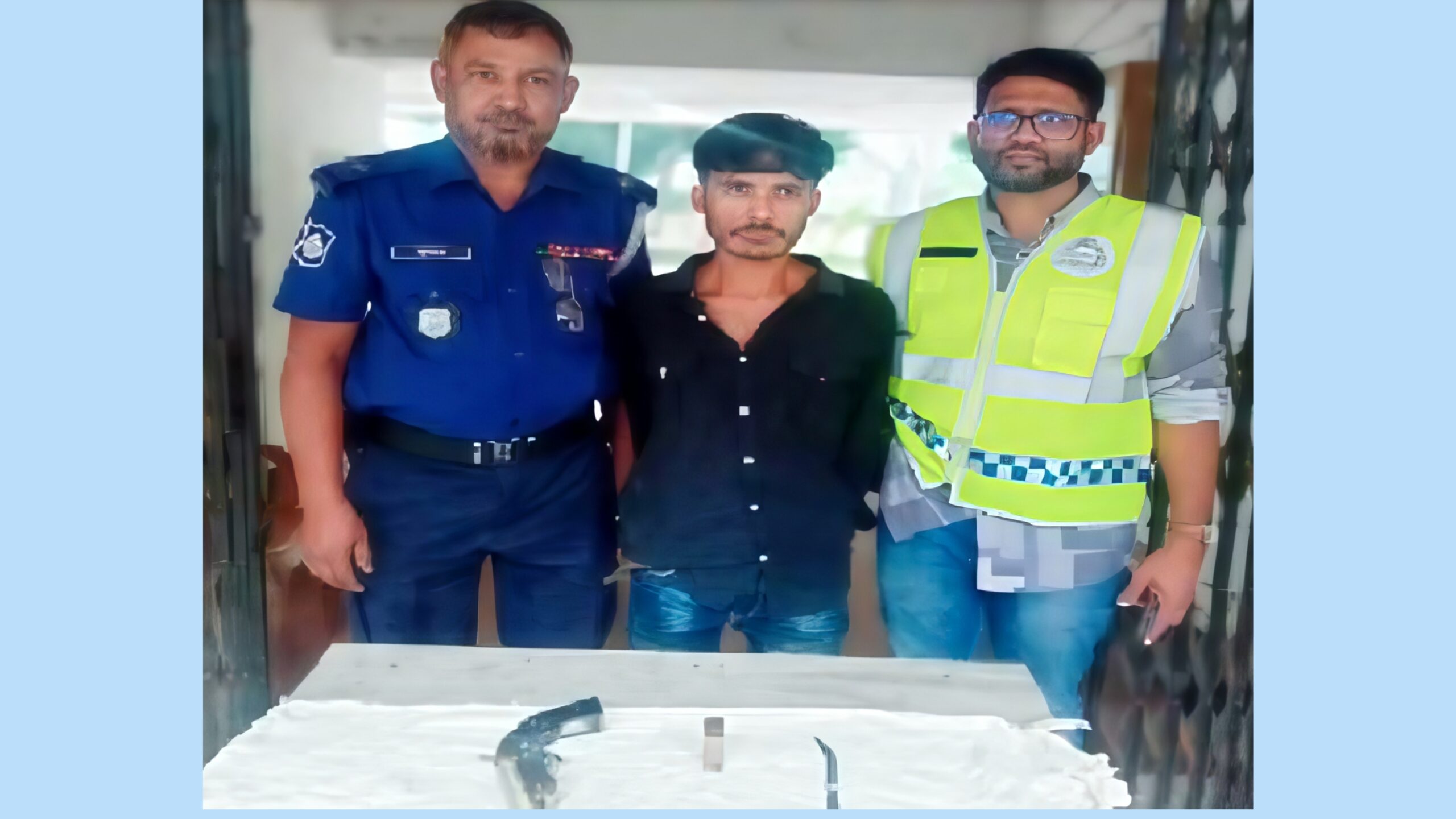 নরসিংদীতে অস্ত্র ও গুলিসহ যুবক গ্রেপ্তার