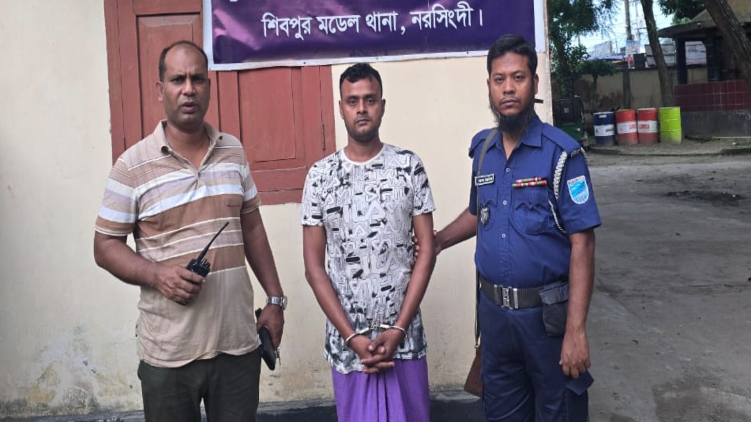 নরসিংদীর শিবপুরে ২৩ মামলার পলাতক আসামি গ্রেফতার