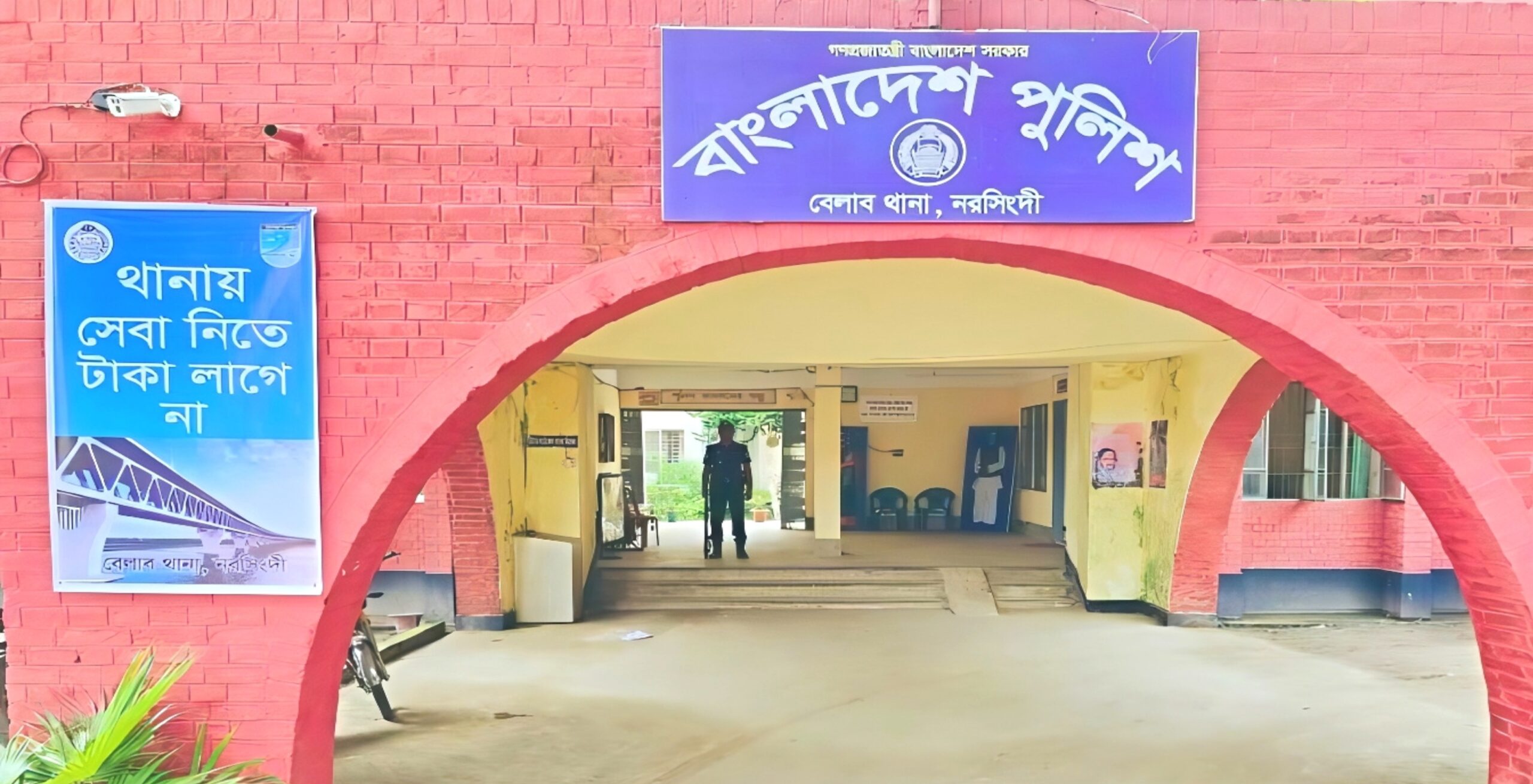 নরসিংদীতে ডিবি পুলিশের ওপর হামলা, গাড়ি ভাঙচুর, আহত ৬