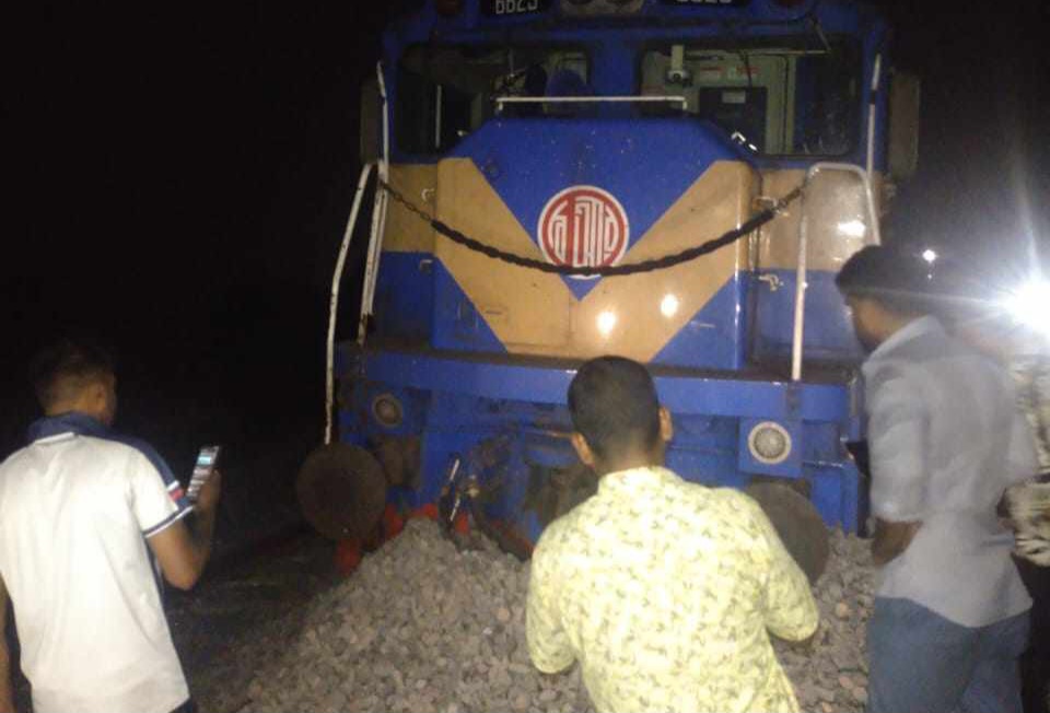 ভাঙ্গায় জাহানাবাদ এক্সপ্রেস ট্রেনের ইঞ্জিন লাইনচ্যুত, ট্রেন চলাচল বন্ধ 