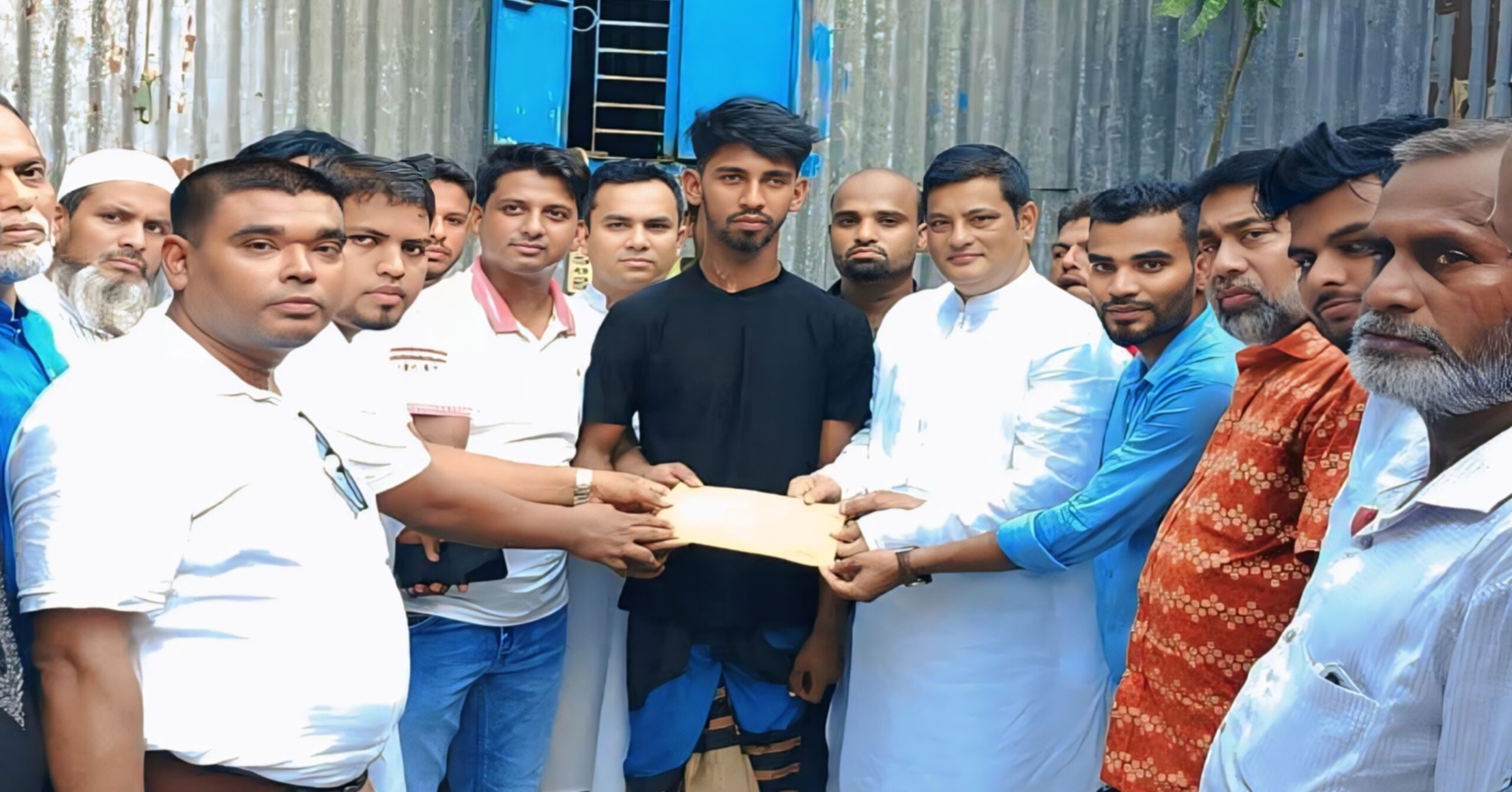 নরসিংদীতে বৈষম্যবিরোধী আন্দোলনে গুলিবিদ্ধ হয়ে চোখ হারানো নিলয়কে আর্থিক অনুদান বিএনপির