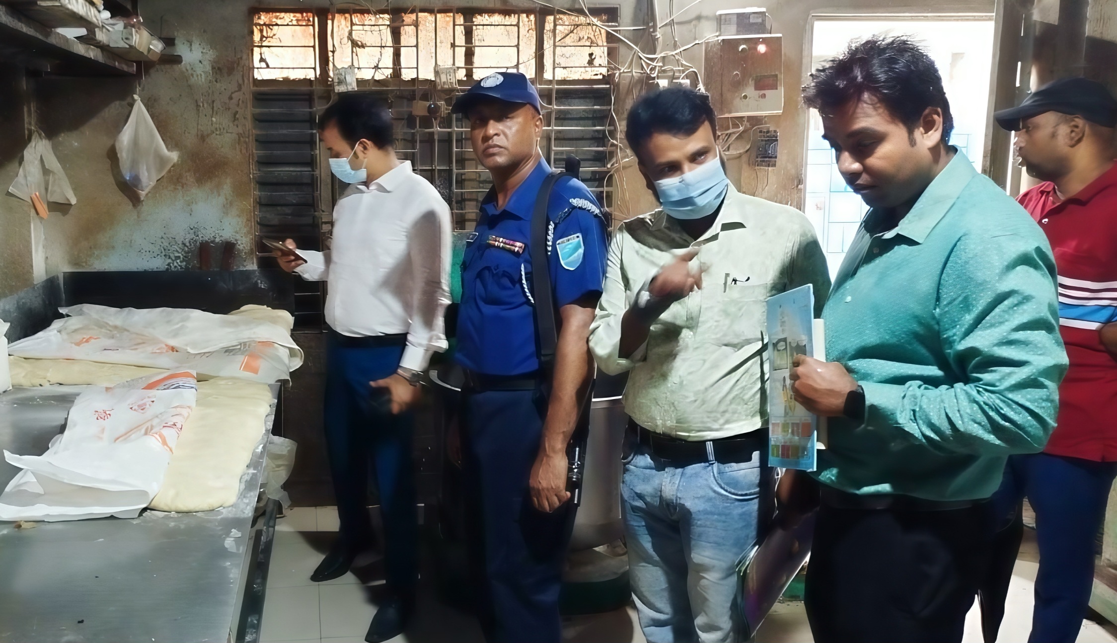 নরসিংদীর পলাশে মোবাইল কোর্টে ৩ ব্যবসায়ীকে জরিমানা