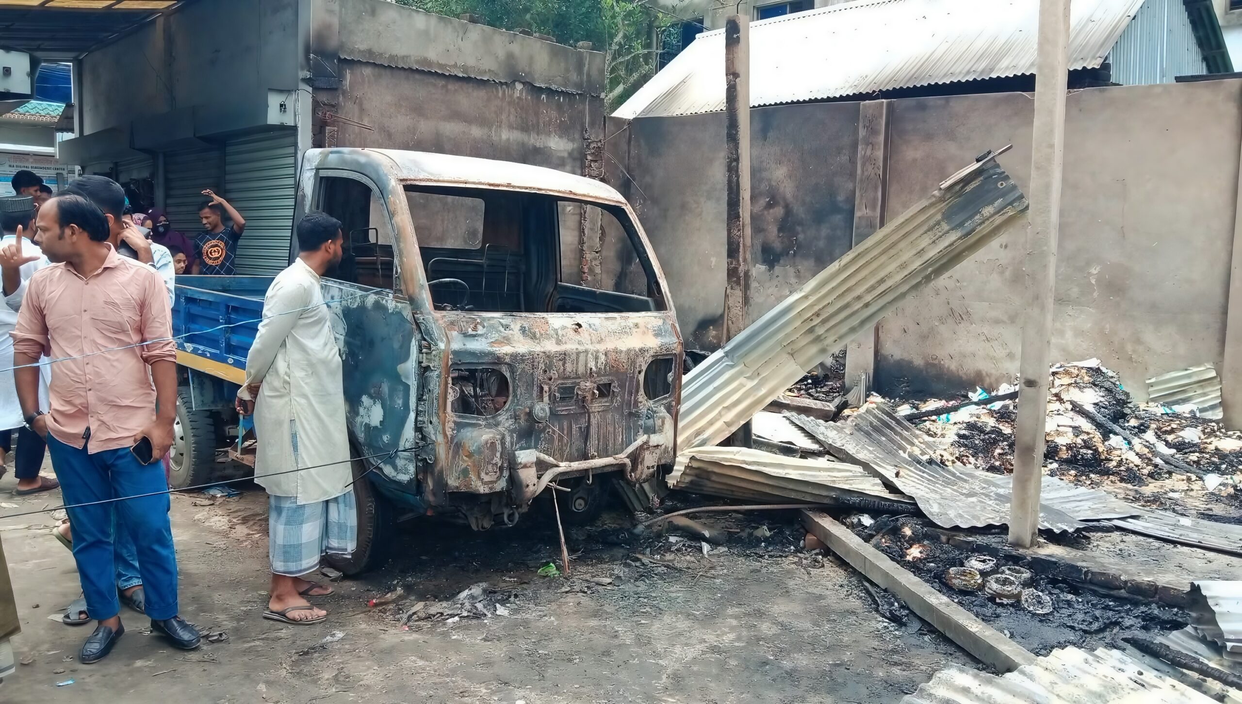 শিবপুরে মারিয়া মম এন্টারপ্রাইজ গোডাউনে অগ্নিকাণ্ডে ৯০ লাখ টাকার মালামাল পুড়ে ছাই